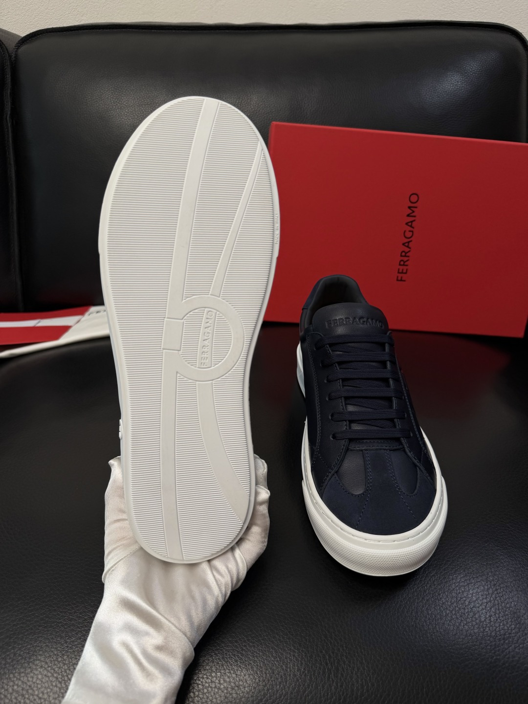 Ferragamo  高品质  顶级工艺品  菲拉格慕   专柜同步发售原厂配置，意大利进口原版牛皮，进