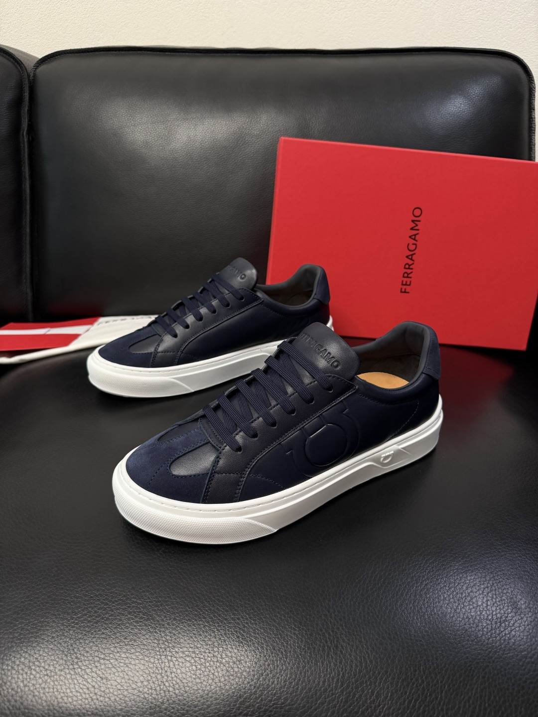 Ferragamo  高品质  顶级工艺品  菲拉格慕   专柜同步发售原厂配置，意大利进口原版牛皮，进