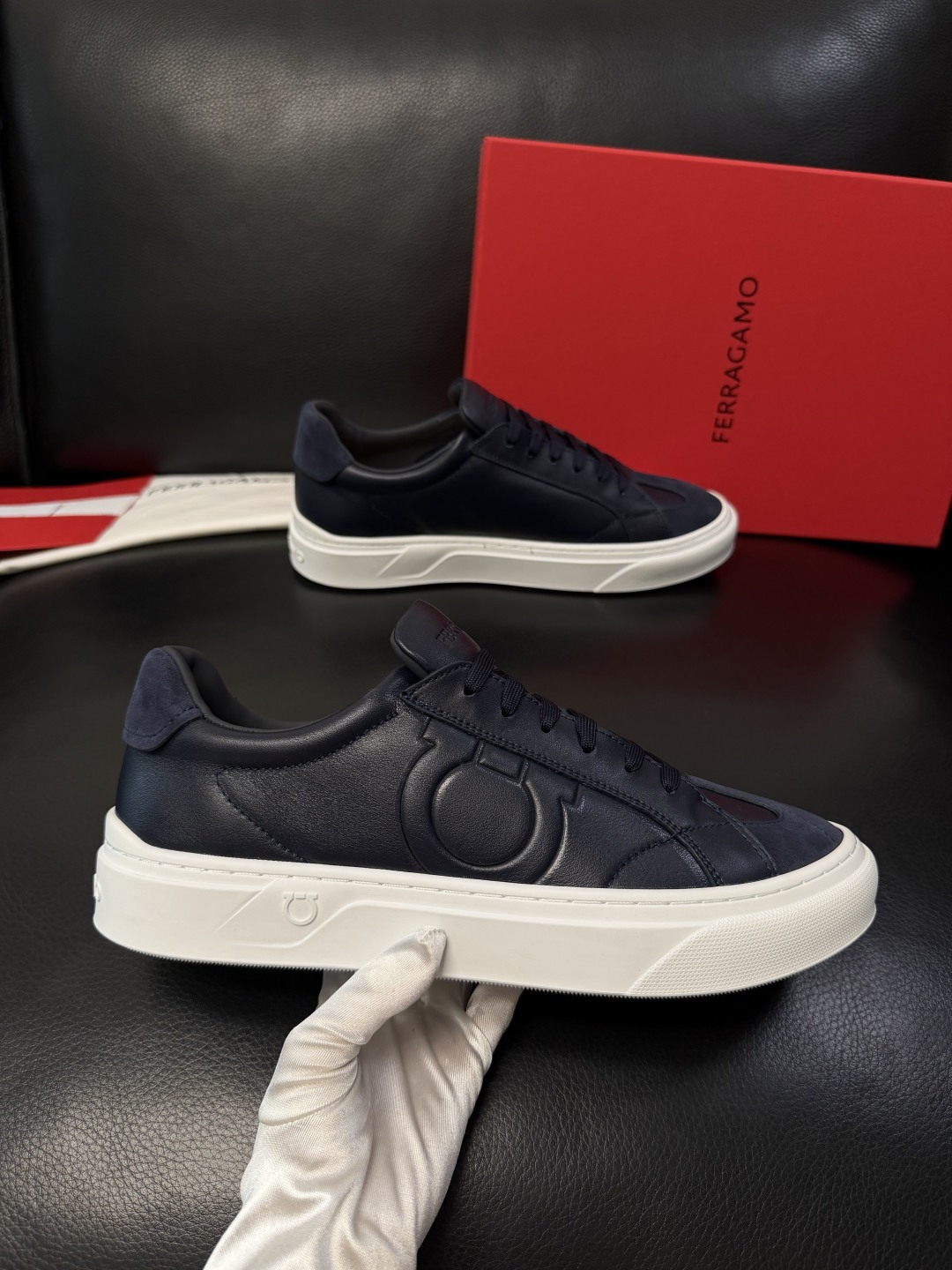 Ferragamo  高品质  顶级工艺品  菲拉格慕   专柜同步发售原厂配置，意大利进口原版牛皮，进
