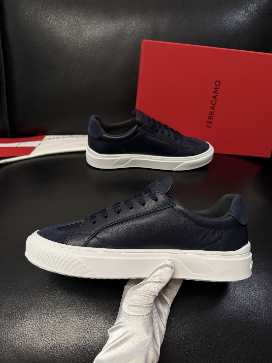 Ferragamo  高品质  顶级工艺品  菲拉格慕   专柜同步发售原厂配置，意大利进口原版牛皮，进