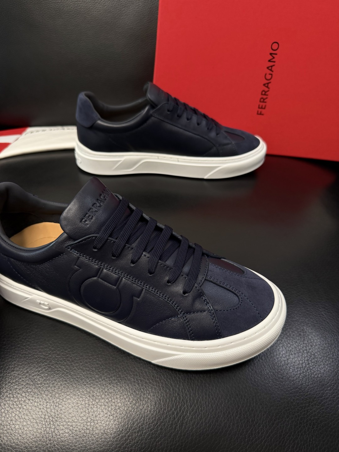 Ferragamo  高品质  顶级工艺品  菲拉格慕   专柜同步发售原厂配置，意大利进口原版牛皮，进