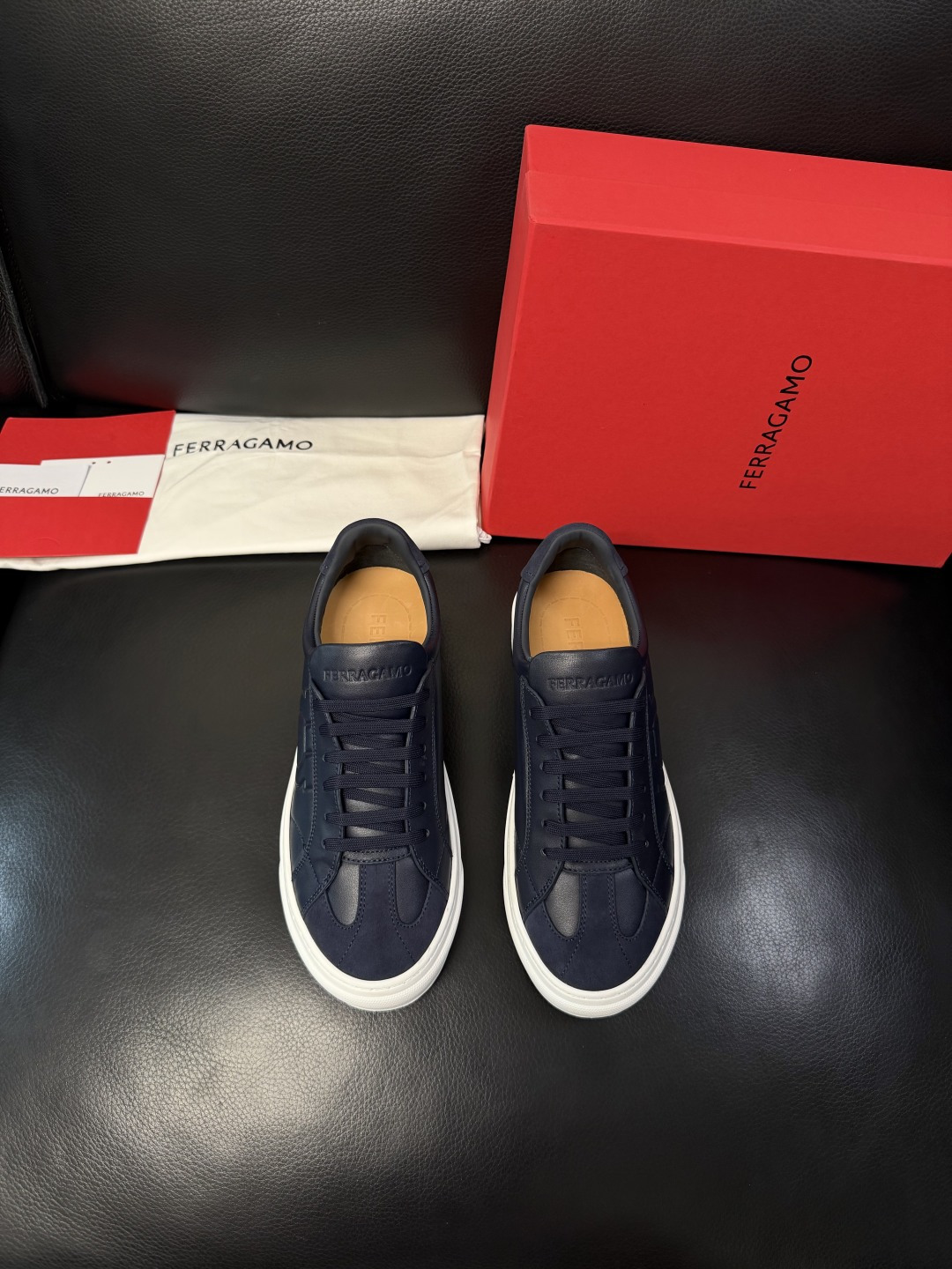 Ferragamo  高品质  顶级工艺品  菲拉格慕   专柜同步发售原厂配置，意大利进口原版牛皮，进