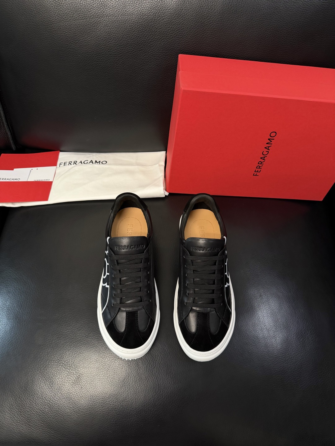Ferragamo  高品质  顶级工艺品  菲拉格慕   专柜同步发售原厂配置，意大利进口原版牛皮，进