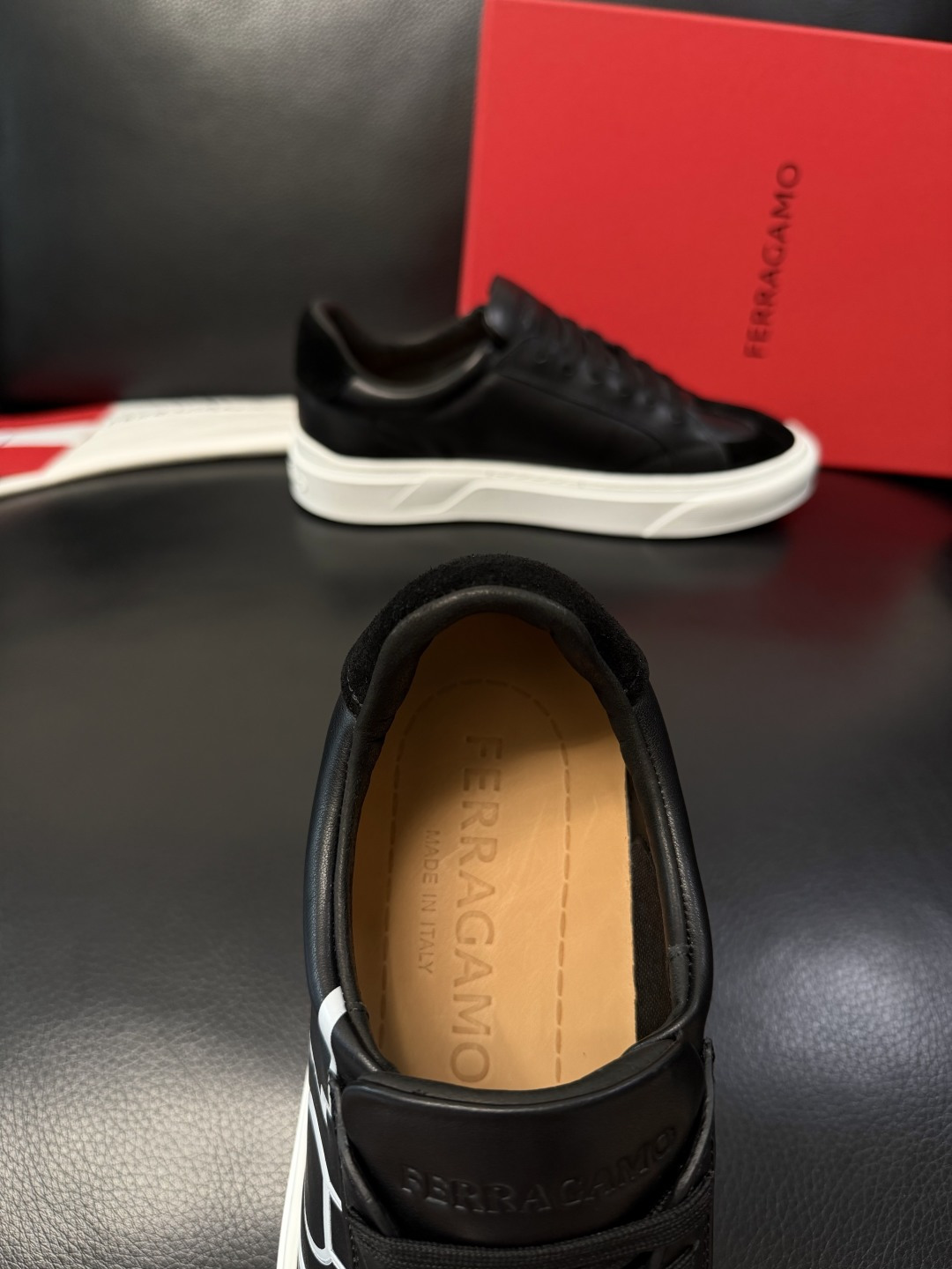 Ferragamo  高品质  顶级工艺品  菲拉格慕   专柜同步发售原厂配置，意大利进口原版牛皮，进