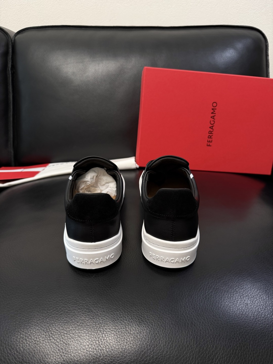 Ferragamo  高品质  顶级工艺品  菲拉格慕   专柜同步发售原厂配置，意大利进口原版牛皮，进
