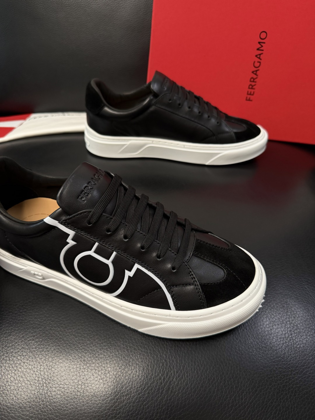 Ferragamo  高品质  顶级工艺品  菲拉格慕   专柜同步发售原厂配置，意大利进口原版牛皮，进