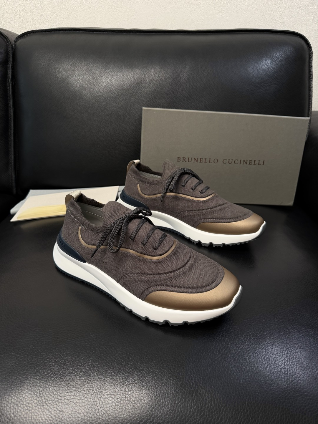NO:832852,Brunello Cucinelli is a high-quality, top-grade handicraft. BC counters are equipped with original factory configurations. Cow leather lining imported from Italy, high-quality splicing and complex craftsmanship, breathable and comfortable. The soles are specially provided by the original factory and are super comfortable. Original factory and single goods, welcome to compare, code number 39-44 (customized 38 45), brunello cucinelli, cowhide19860909Brunello Cucinelli 高品质 顶级工艺品 BC 专柜同步原厂配置,意大利进口牛皮面料牛内里垫,高品质拼接复杂工艺,透气舒适 鞋底原厂特供原版底超级舒适,原厂跟单货,欢迎对比,码数 39-44(订做38 45 ),,brunello cucinelli,cowhide,Men's shoes