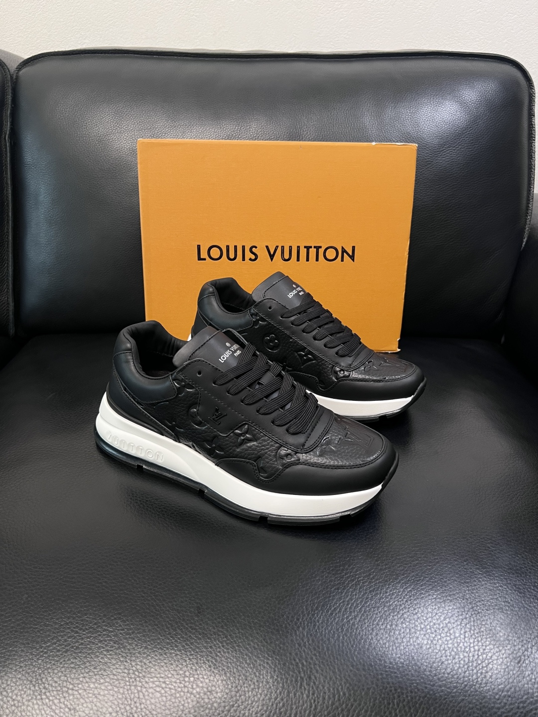 Lv  高品质  顶级工艺品  路易威登，专柜同步原厂配置，鞋面意大利进口，高品质拼接缤纷色彩复杂工艺品