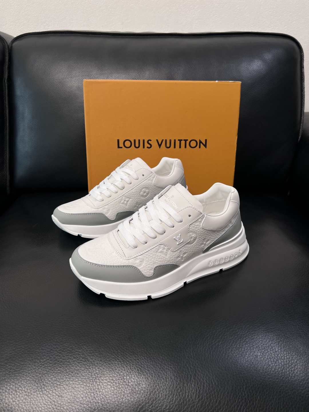 Lv  高品质  顶级工艺品  路易威登，专柜同步原厂配置，鞋面意大利进口，高品质拼接缤纷色彩复杂工艺品