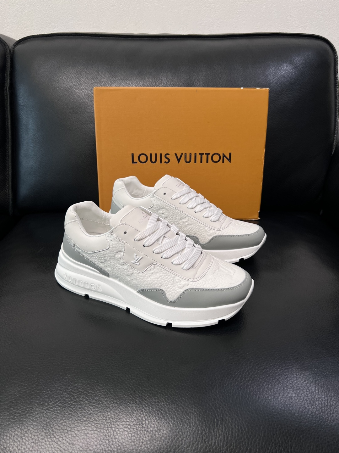 Lv  高品质  顶级工艺品  路易威登，专柜同步原厂配置，鞋面意大利进口，高品质拼接缤纷色彩复杂工艺品