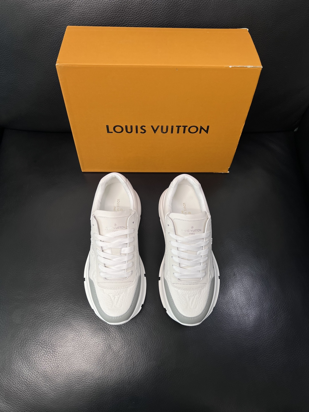 Lv  高品质  顶级工艺品  路易威登，专柜同步原厂配置，鞋面意大利进口，高品质拼接缤纷色彩复杂工艺品