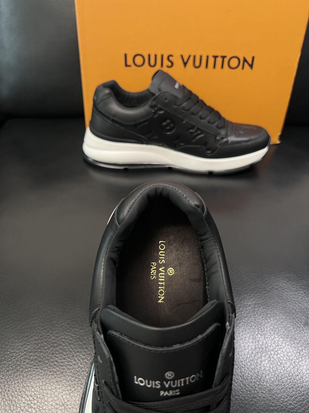Lv  高品质  顶级工艺品  路易威登，专柜同步原厂配置，鞋面意大利进口，高品质拼接缤纷色彩复杂工艺品