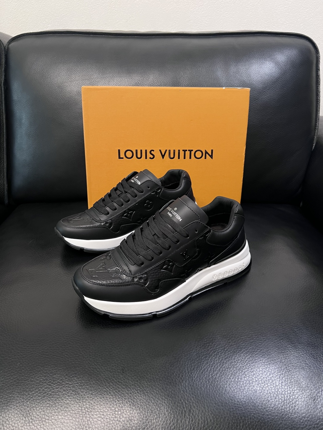 Lv  高品质  顶级工艺品  路易威登，专柜同步原厂配置，鞋面意大利进口，高品质拼接缤纷色彩复杂工艺品