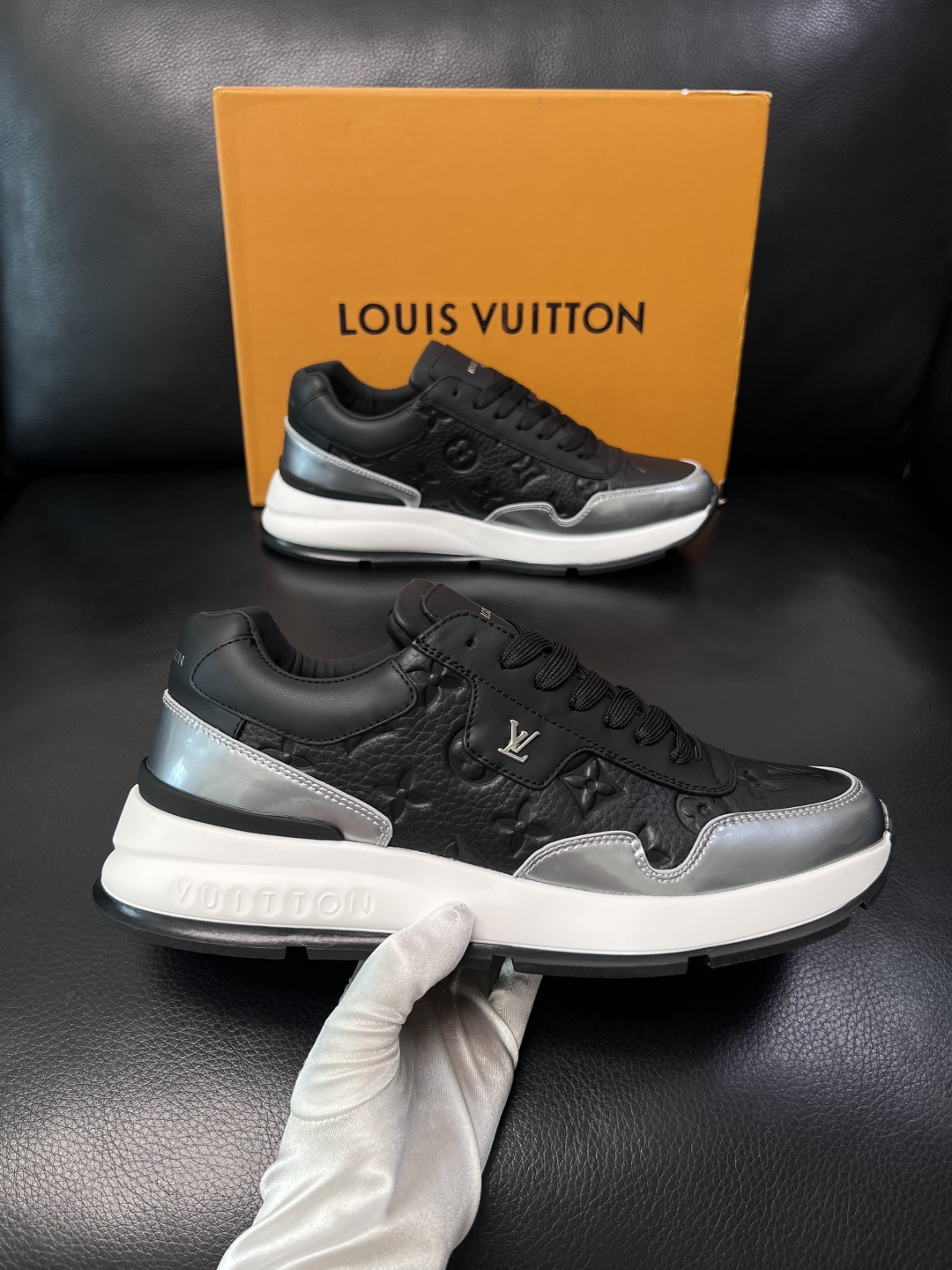 Lv  高品质  顶级工艺品  路易威登，专柜同步原厂配置，鞋面意大利进口，高品质拼接缤纷色彩复杂工艺品