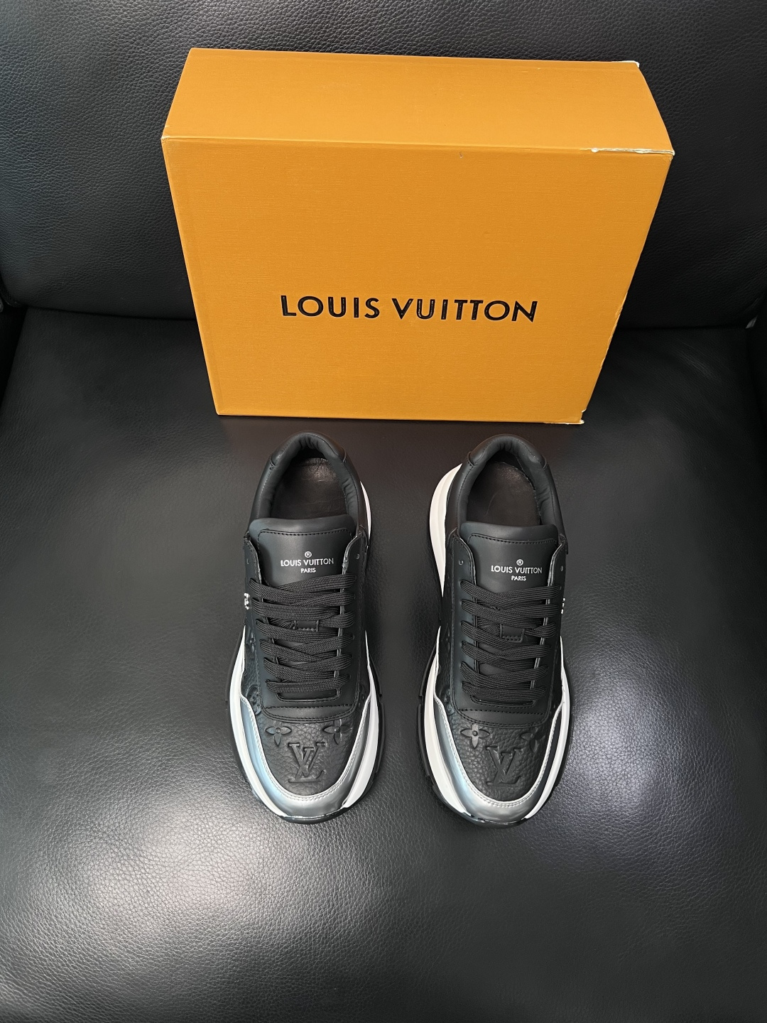Lv  高品质  顶级工艺品  路易威登，专柜同步原厂配置，鞋面意大利进口，高品质拼接缤纷色彩复杂工艺品