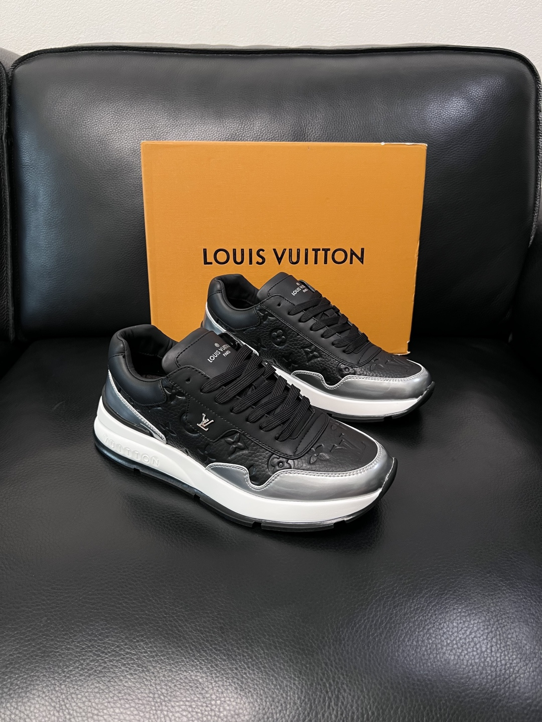 Lv  高品质  顶级工艺品  路易威登，专柜同步原厂配置，鞋面意大利进口，高品质拼接缤纷色彩复杂工艺品