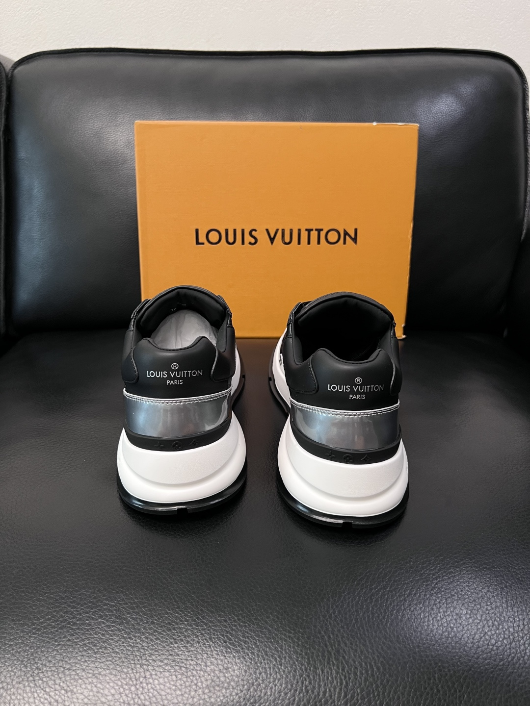 Lv  高品质  顶级工艺品  路易威登，专柜同步原厂配置，鞋面意大利进口，高品质拼接缤纷色彩复杂工艺品