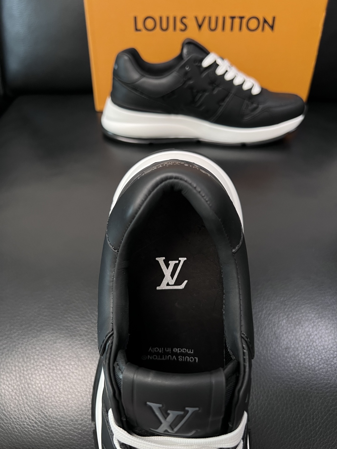 Lv  高品质  顶级工艺品  路易威登，专柜同步原厂配置，鞋面意大利进口，高品质拼接缤纷色彩复杂工艺品