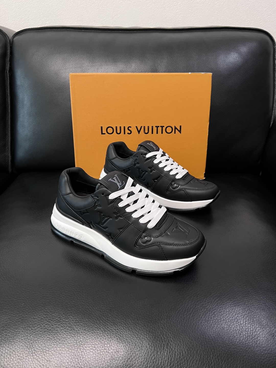 Lv  高品质  顶级工艺品  路易威登，专柜同步原厂配置，鞋面意大利进口，高品质拼接缤纷色彩复杂工艺品