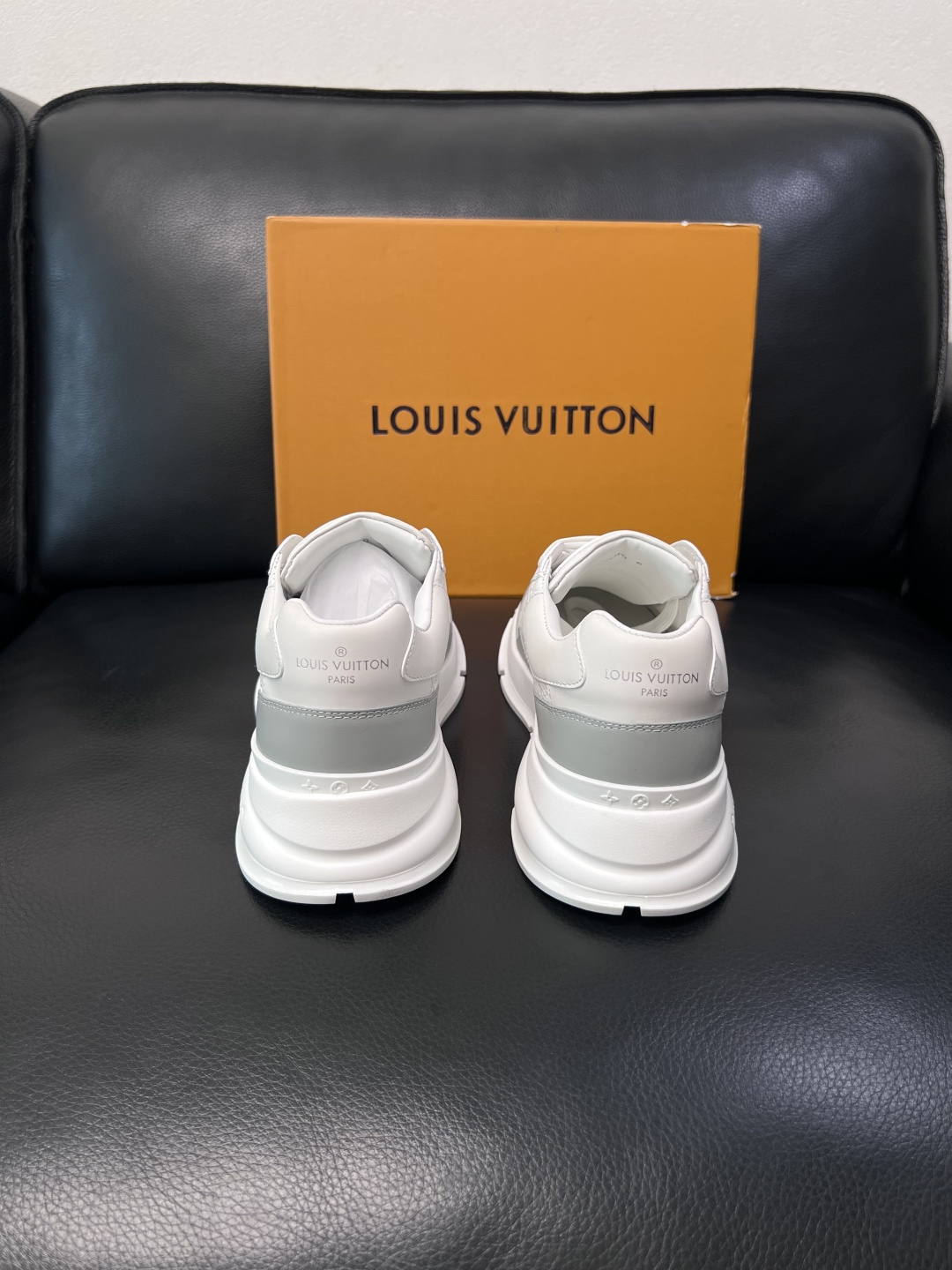 Lv  高品质  顶级工艺品  路易威登，专柜同步原厂配置，鞋面意大利进口，高品质拼接缤纷色彩复杂工艺品