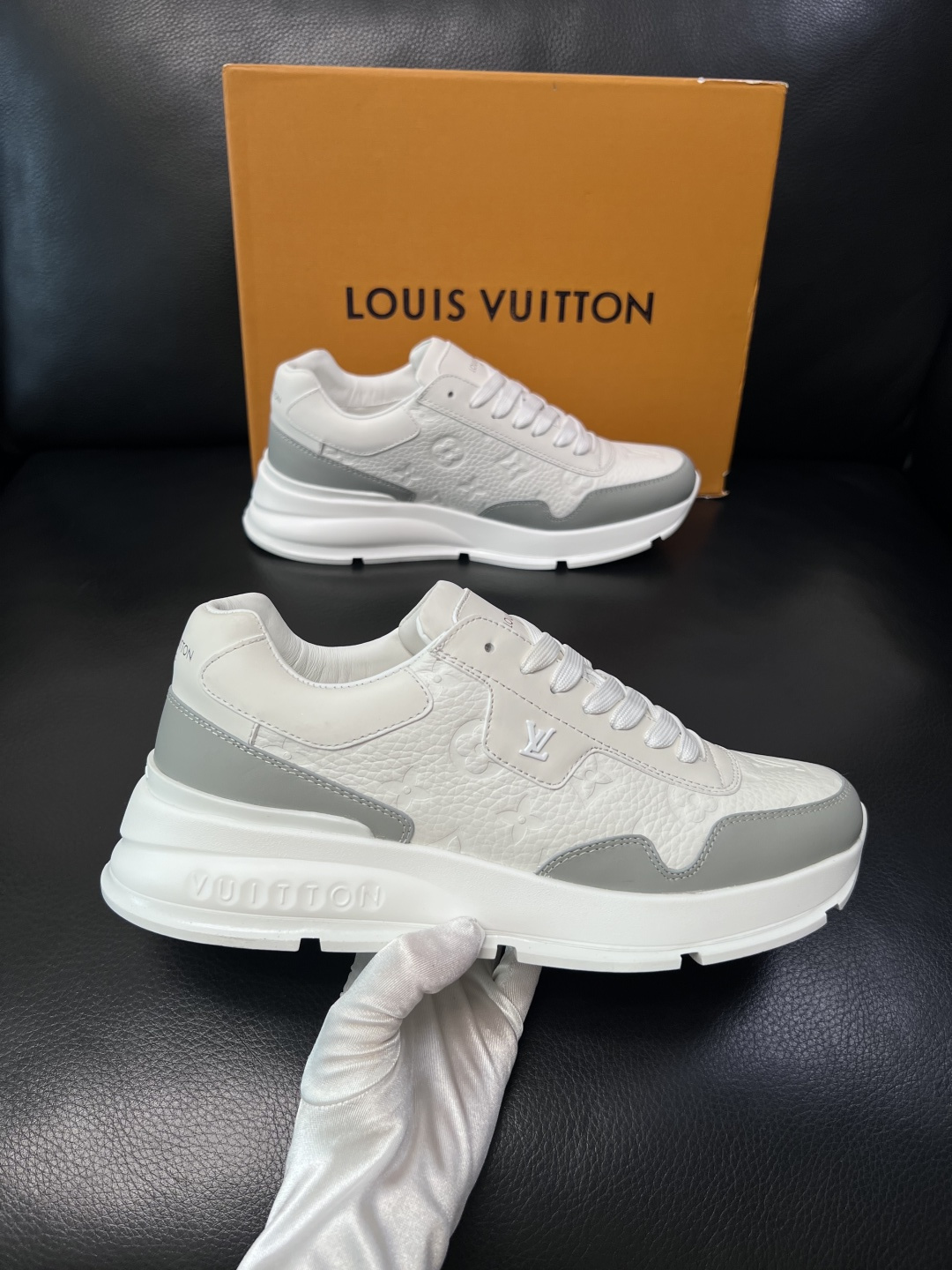Lv  高品质  顶级工艺品  路易威登，专柜同步原厂配置，鞋面意大利进口，高品质拼接缤纷色彩复杂工艺品