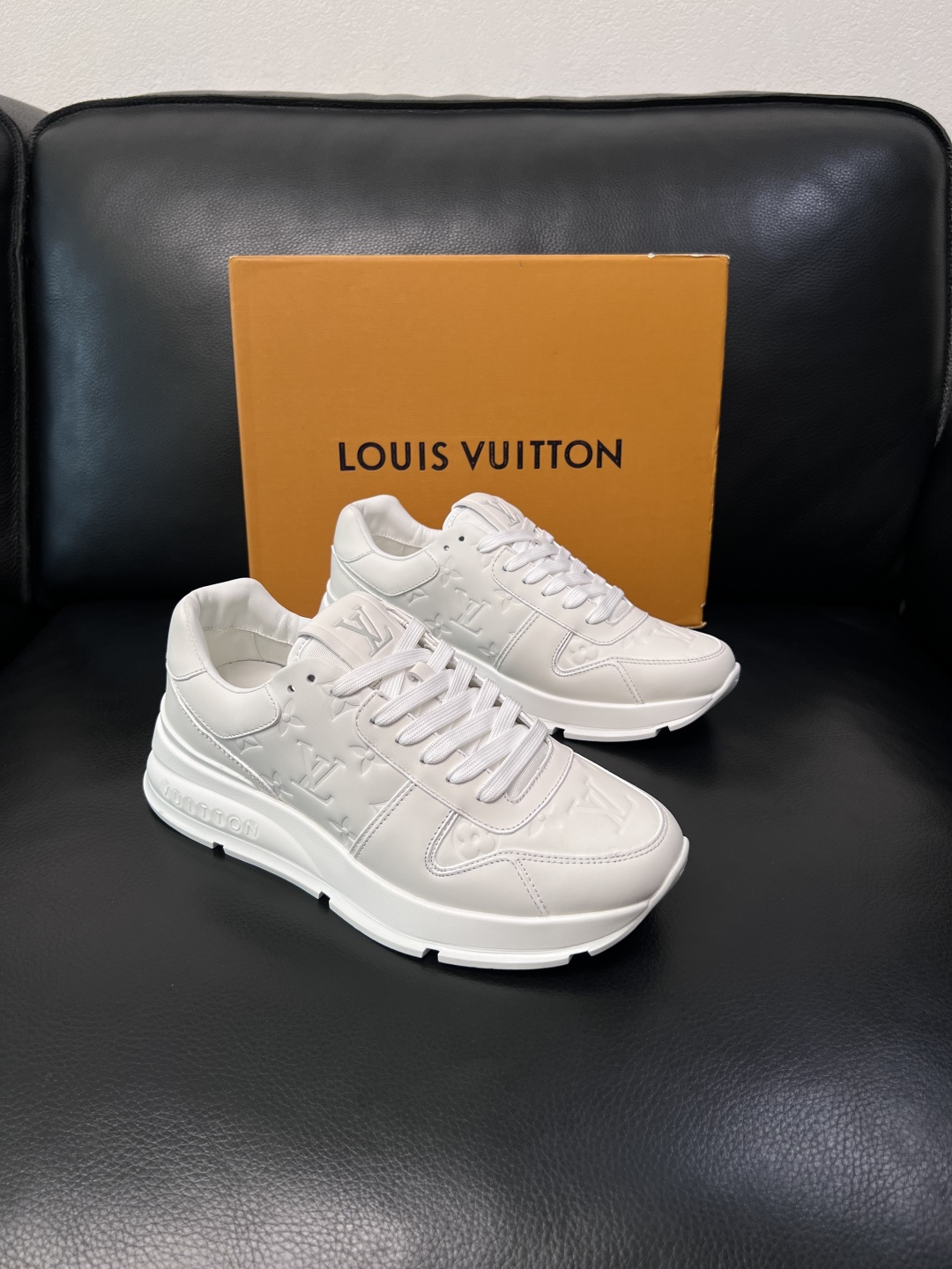 Lv  高品质  顶级工艺品  路易威登，专柜同步原厂配置，鞋面意大利进口，高品质拼接缤纷色彩复杂工艺品
