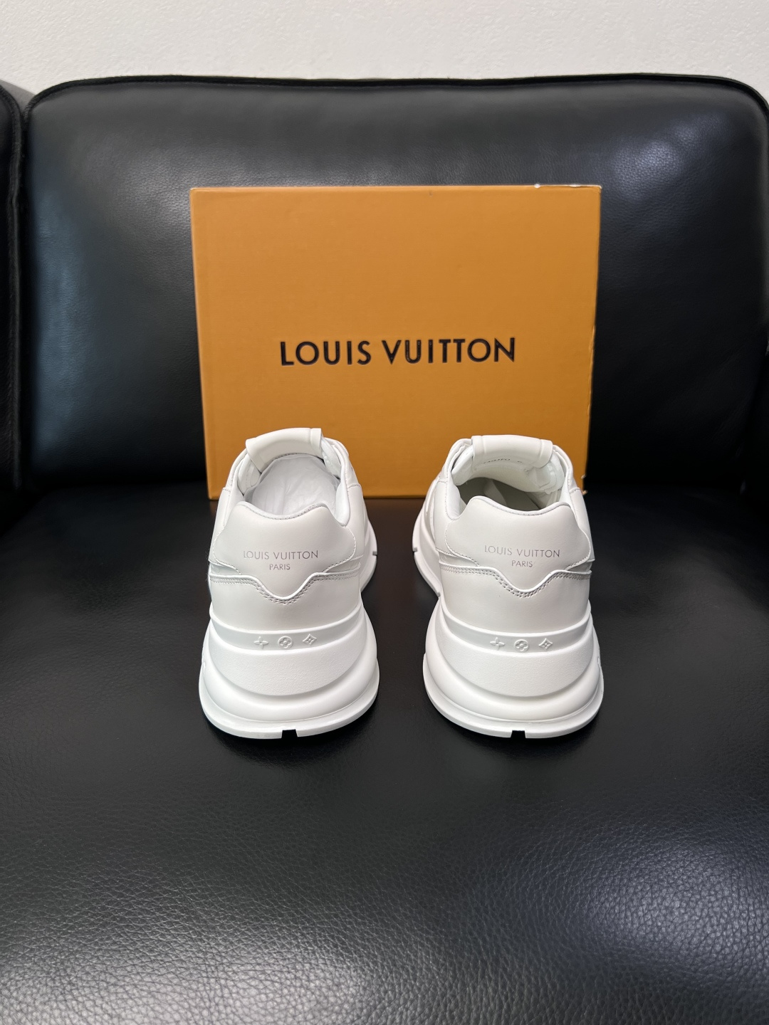 Lv  高品质  顶级工艺品  路易威登，专柜同步原厂配置，鞋面意大利进口，高品质拼接缤纷色彩复杂工艺品