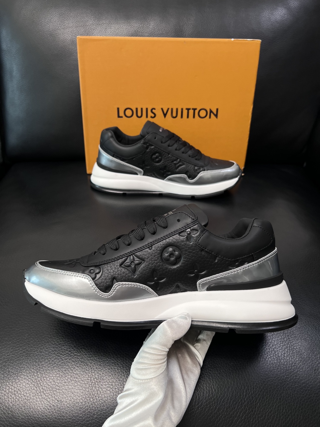 Lv  高品质  顶级工艺品  路易威登，专柜同步原厂配置，鞋面意大利进口，高品质拼接缤纷色彩复杂工艺品