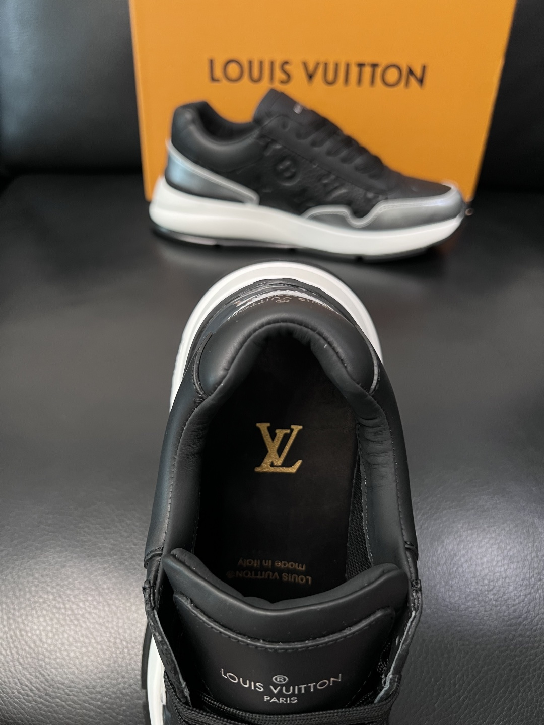 Lv  高品质  顶级工艺品  路易威登，专柜同步原厂配置，鞋面意大利进口，高品质拼接缤纷色彩复杂工艺品