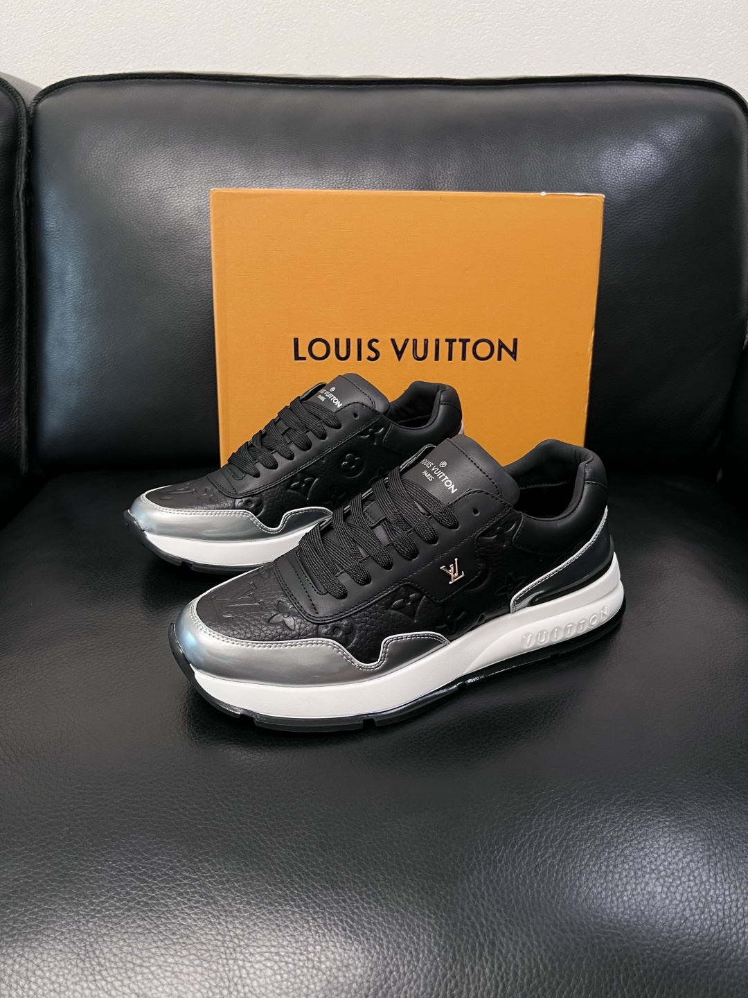 Lv  高品质  顶级工艺品  路易威登，专柜同步原厂配置，鞋面意大利进口，高品质拼接缤纷色彩复杂工艺品