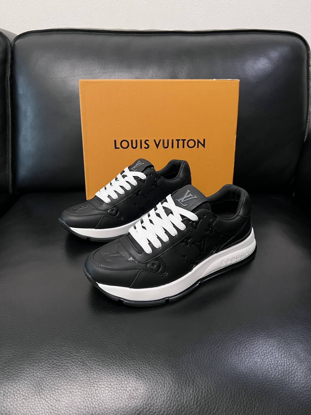 Lv  高品质  顶级工艺品  路易威登，专柜同步原厂配置，鞋面意大利进口，高品质拼接缤纷色彩复杂工艺品