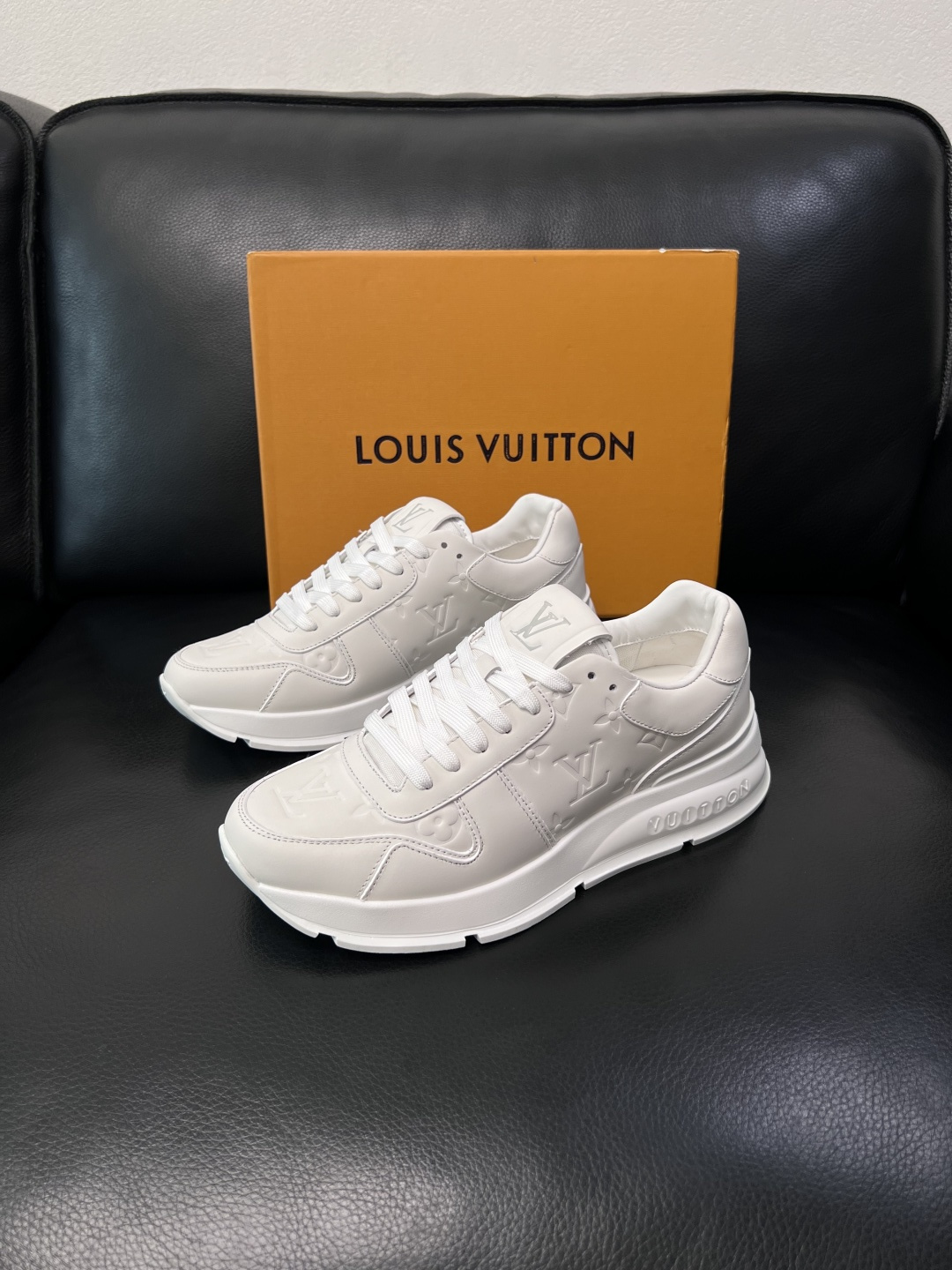 Lv  高品质  顶级工艺品  路易威登，专柜同步原厂配置，鞋面意大利进口，高品质拼接缤纷色彩复杂工艺品