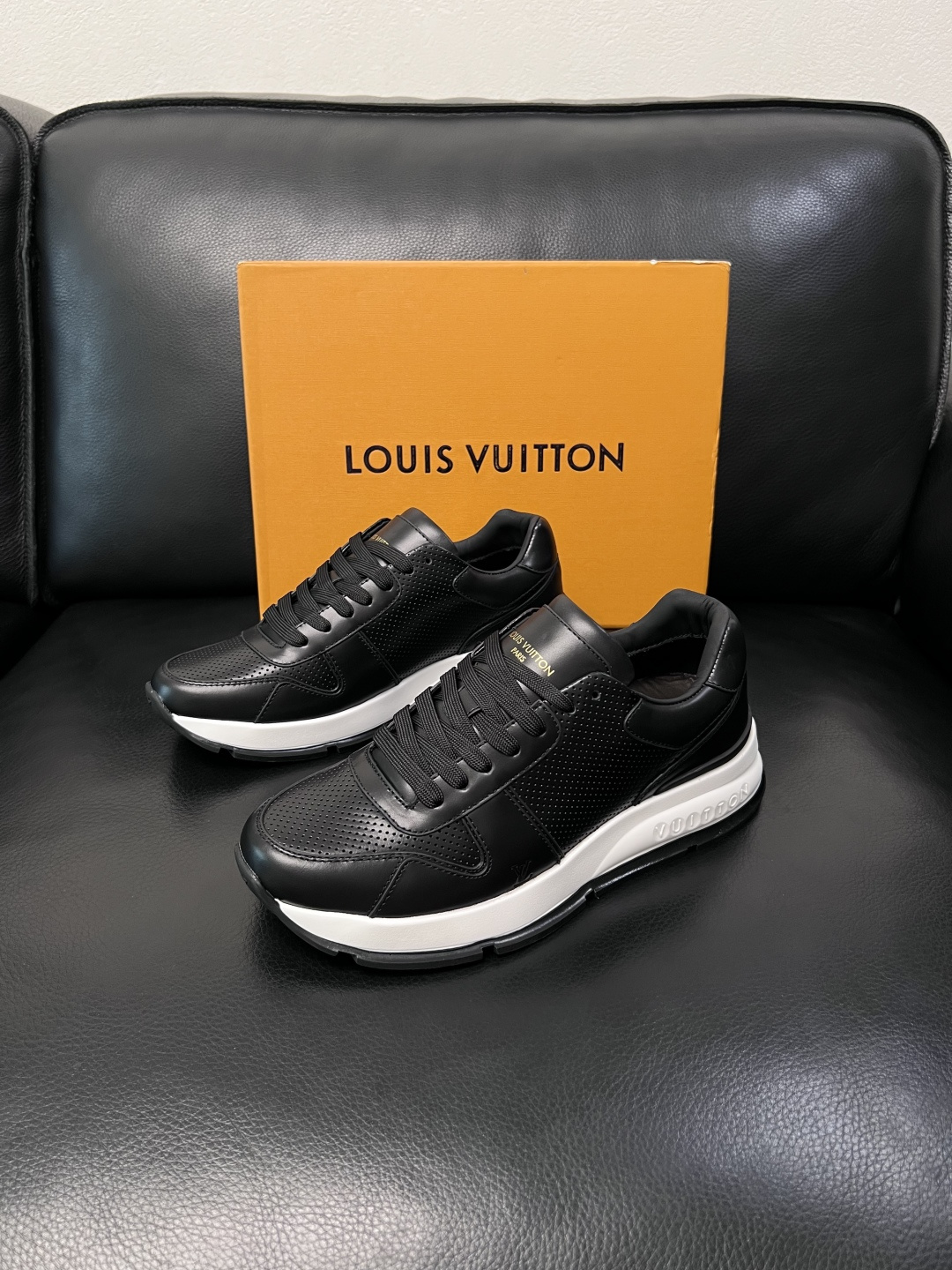 Lv  高品质  顶级工艺品  路易威登，专柜同步原厂配置，鞋面意大利进口，高品质拼接缤纷色彩复杂工艺品