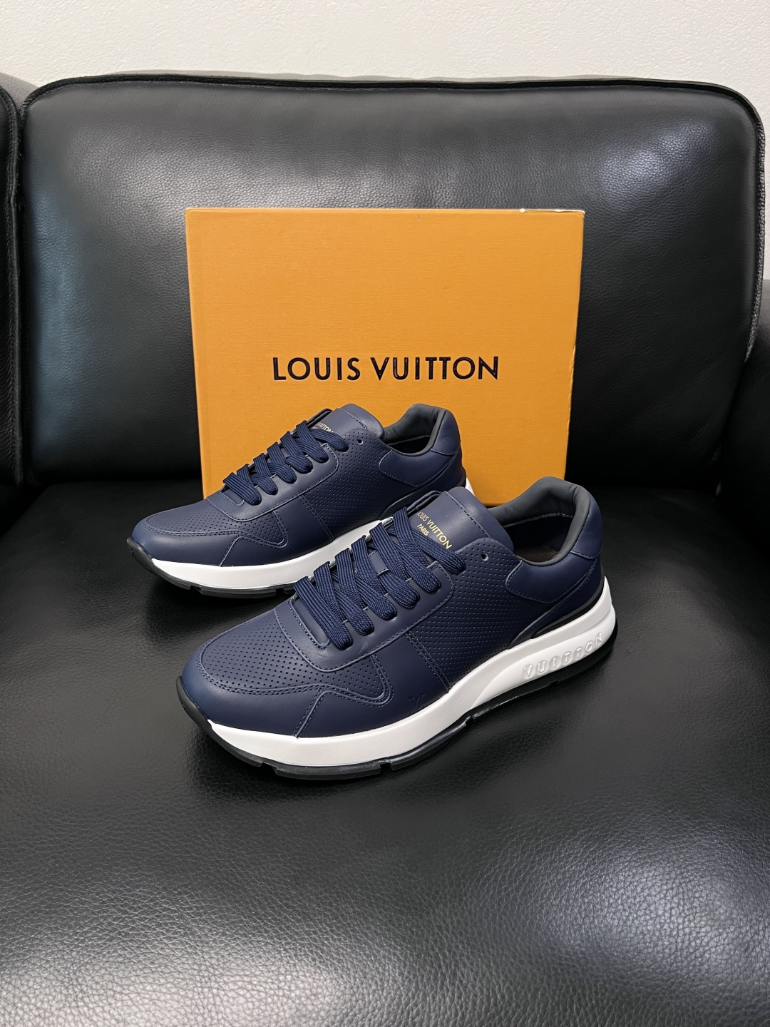 Lv  高品质  顶级工艺品  路易威登，专柜同步原厂配置，鞋面意大利进口，高品质拼接缤纷色彩复杂工艺品