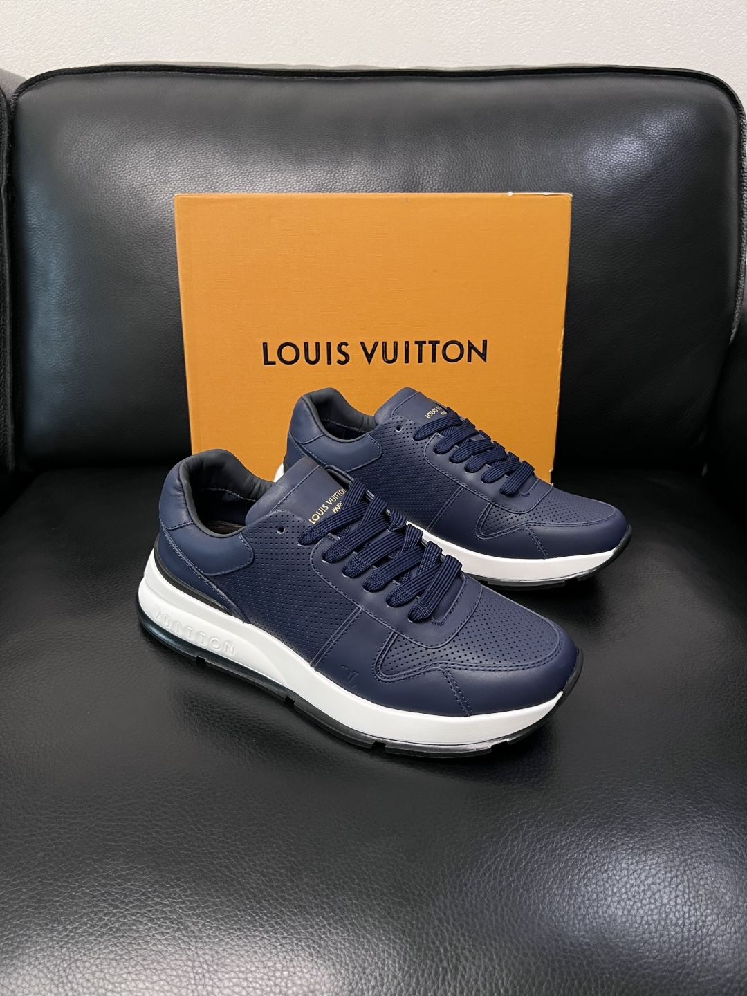 Lv  高品质  顶级工艺品  路易威登，专柜同步原厂配置，鞋面意大利进口，高品质拼接缤纷色彩复杂工艺品