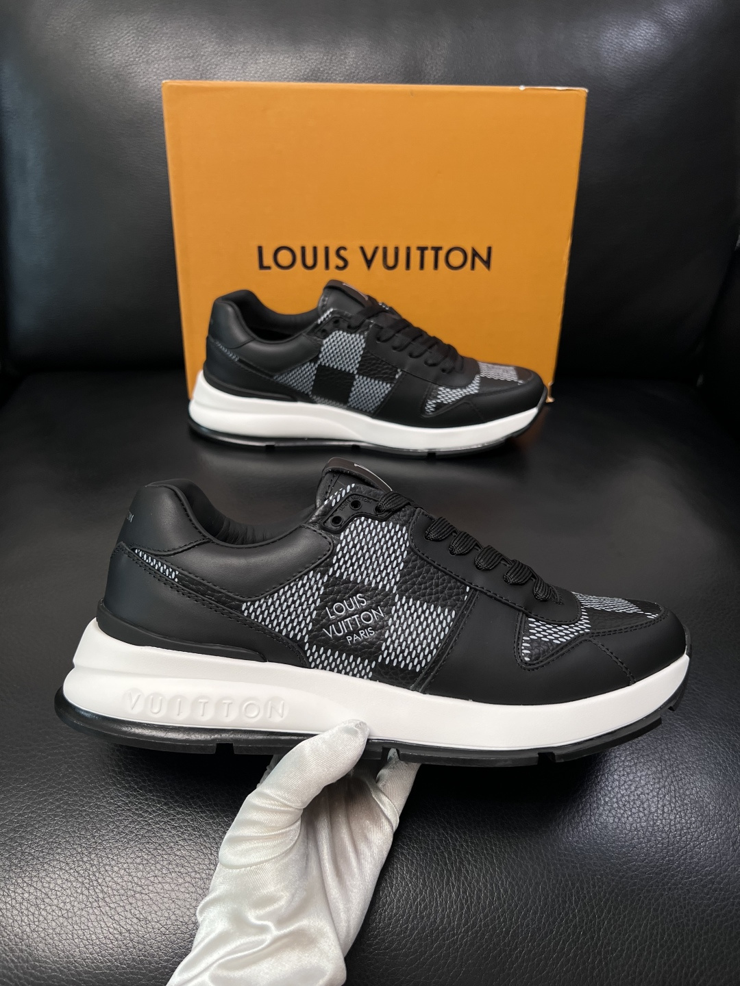 Lv  高品质  顶级工艺品  路易威登，专柜同步原厂配置，鞋面意大利进口，高品质拼接缤纷色彩复杂工艺品
