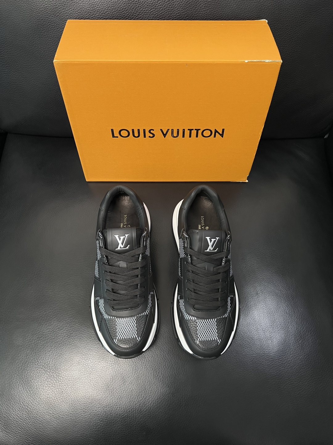 Lv  高品质  顶级工艺品  路易威登，专柜同步原厂配置，鞋面意大利进口，高品质拼接缤纷色彩复杂工艺品