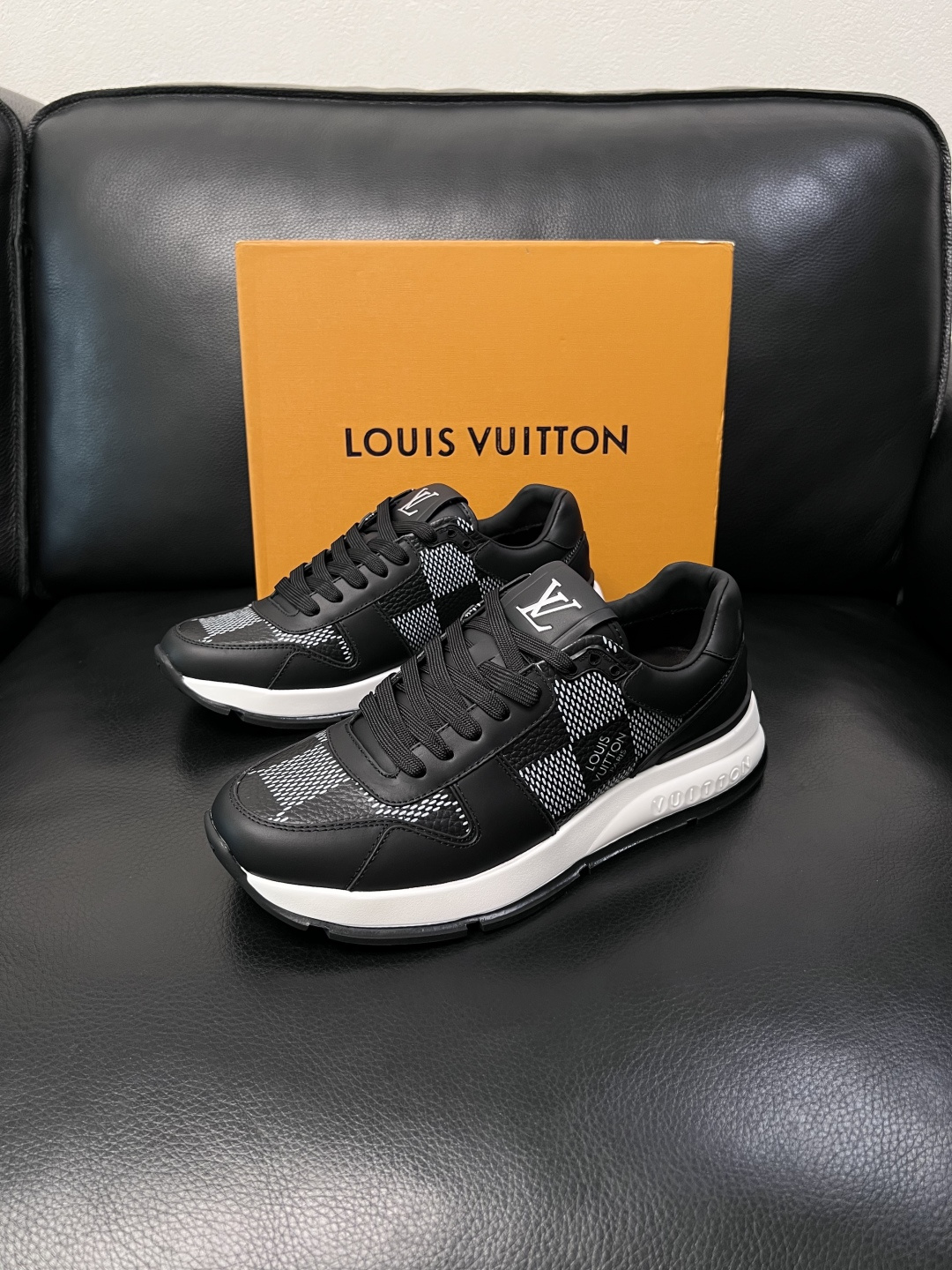 Lv  高品质  顶级工艺品  路易威登，专柜同步原厂配置，鞋面意大利进口，高品质拼接缤纷色彩复杂工艺品