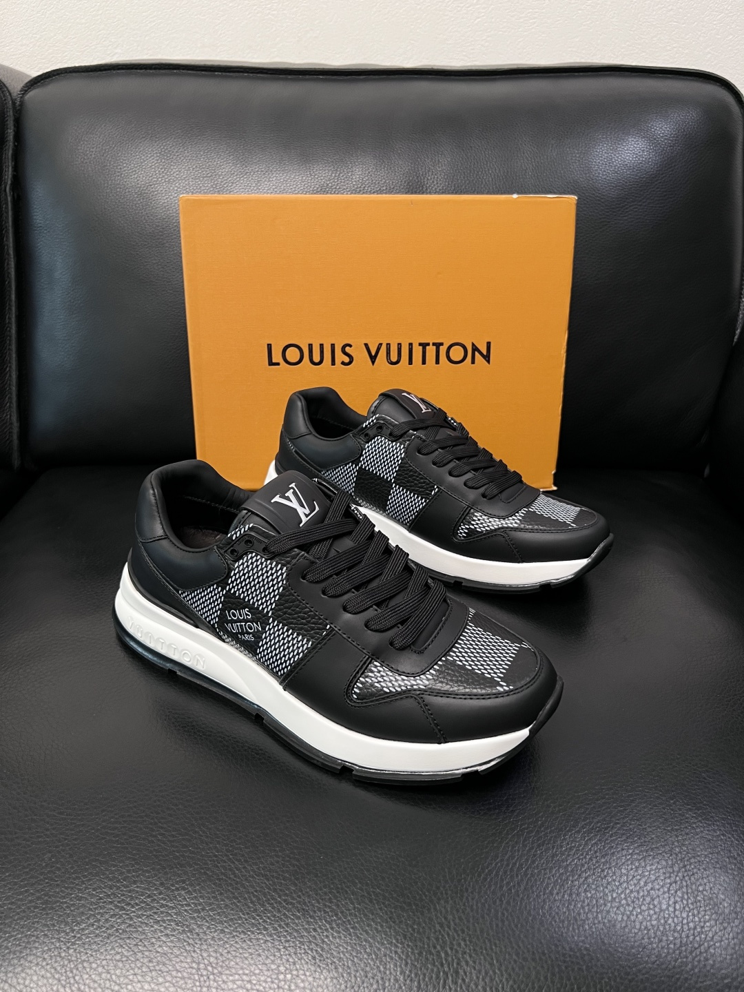 Lv  高品质  顶级工艺品  路易威登，专柜同步原厂配置，鞋面意大利进口，高品质拼接缤纷色彩复杂工艺品