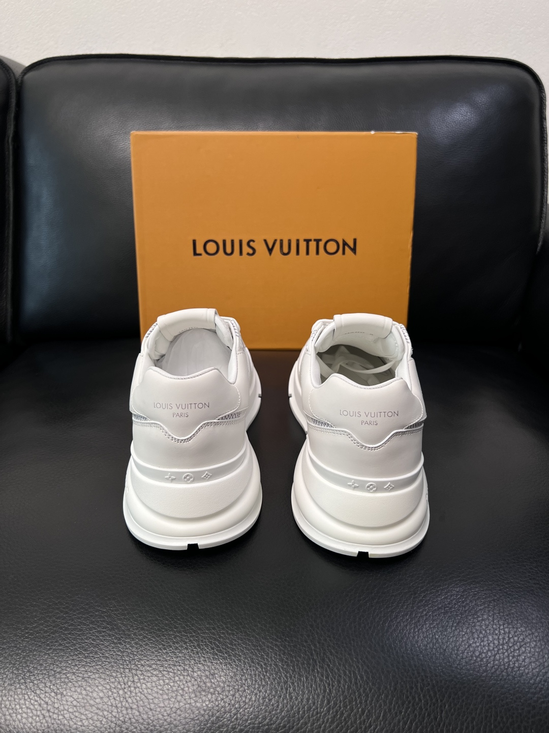 Lv  高品质  顶级工艺品  路易威登，专柜同步原厂配置，鞋面意大利进口，高品质拼接缤纷色彩复杂工艺品