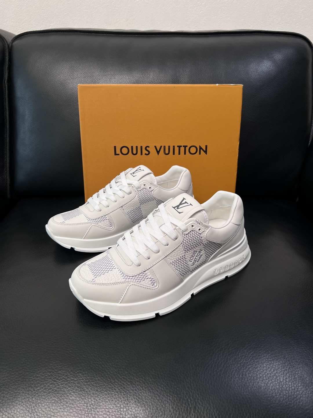 Lv  高品质  顶级工艺品  路易威登，专柜同步原厂配置，鞋面意大利进口，高品质拼接缤纷色彩复杂工艺品