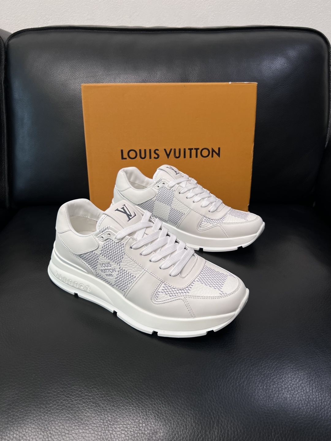 Lv  高品质  顶级工艺品  路易威登，专柜同步原厂配置，鞋面意大利进口，高品质拼接缤纷色彩复杂工艺品