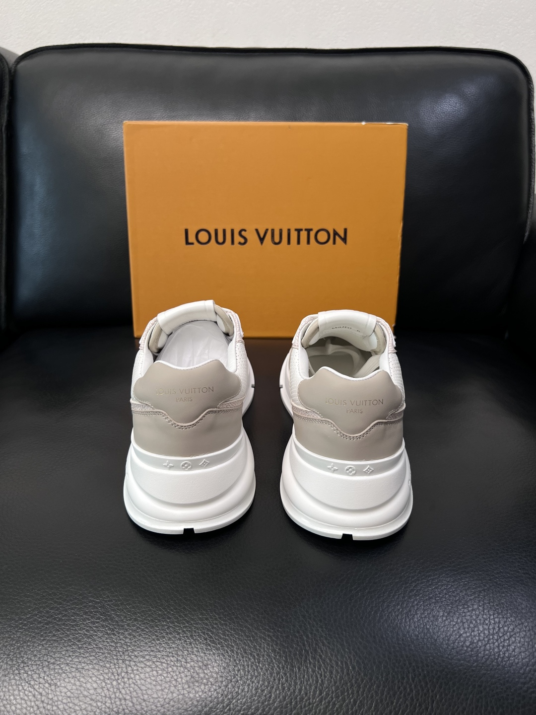 Lv  高品质  顶级工艺品  路易威登，专柜同步原厂配置，鞋面意大利进口，高品质拼接缤纷色彩复杂工艺品