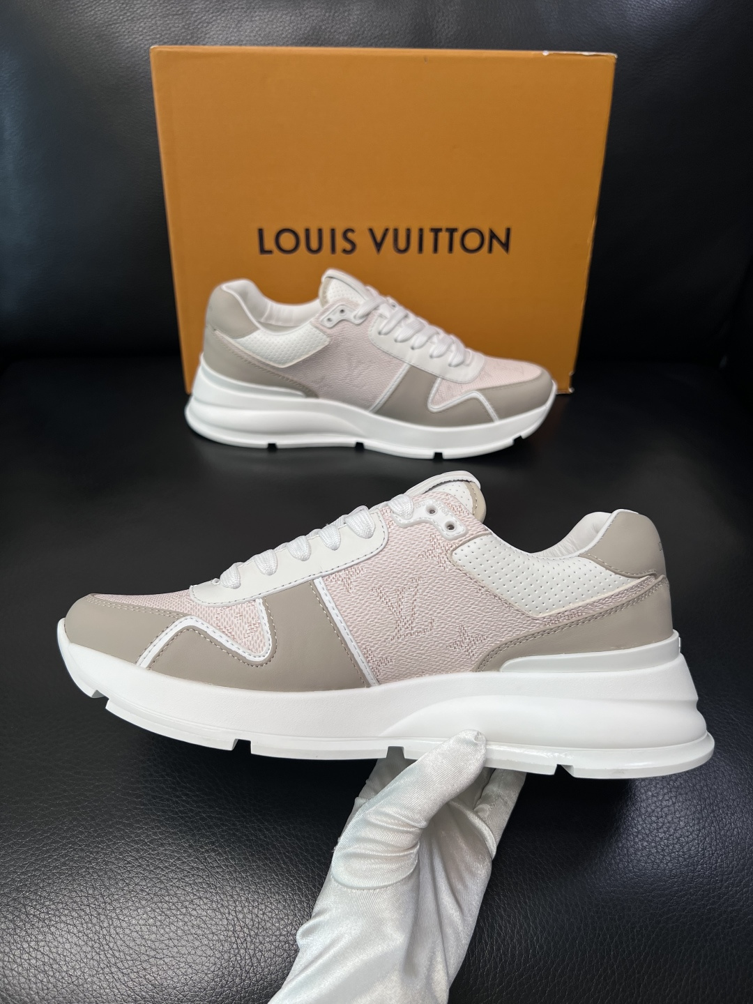 Lv  高品质  顶级工艺品  路易威登，专柜同步原厂配置，鞋面意大利进口，高品质拼接缤纷色彩复杂工艺品