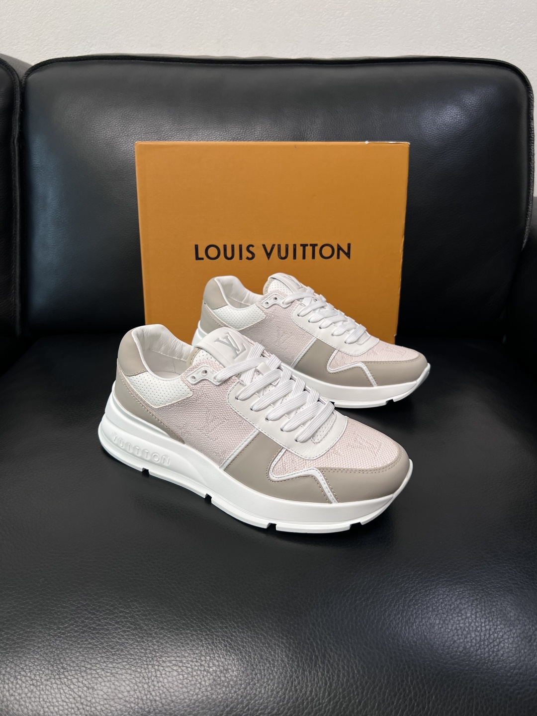 Lv  高品质  顶级工艺品  路易威登，专柜同步原厂配置，鞋面意大利进口，高品质拼接缤纷色彩复杂工艺品
