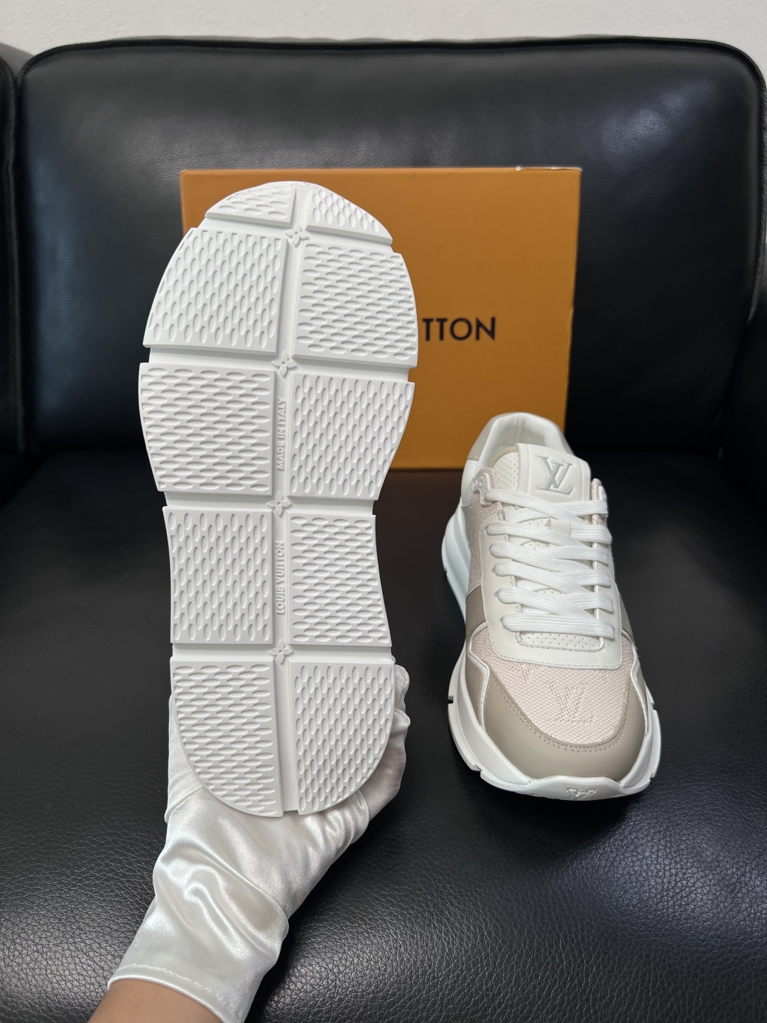 Lv  高品质  顶级工艺品  路易威登，专柜同步原厂配置，鞋面意大利进口，高品质拼接缤纷色彩复杂工艺品
