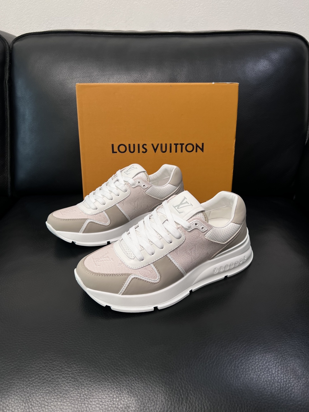 Lv  高品质  顶级工艺品  路易威登，专柜同步原厂配置，鞋面意大利进口，高品质拼接缤纷色彩复杂工艺品