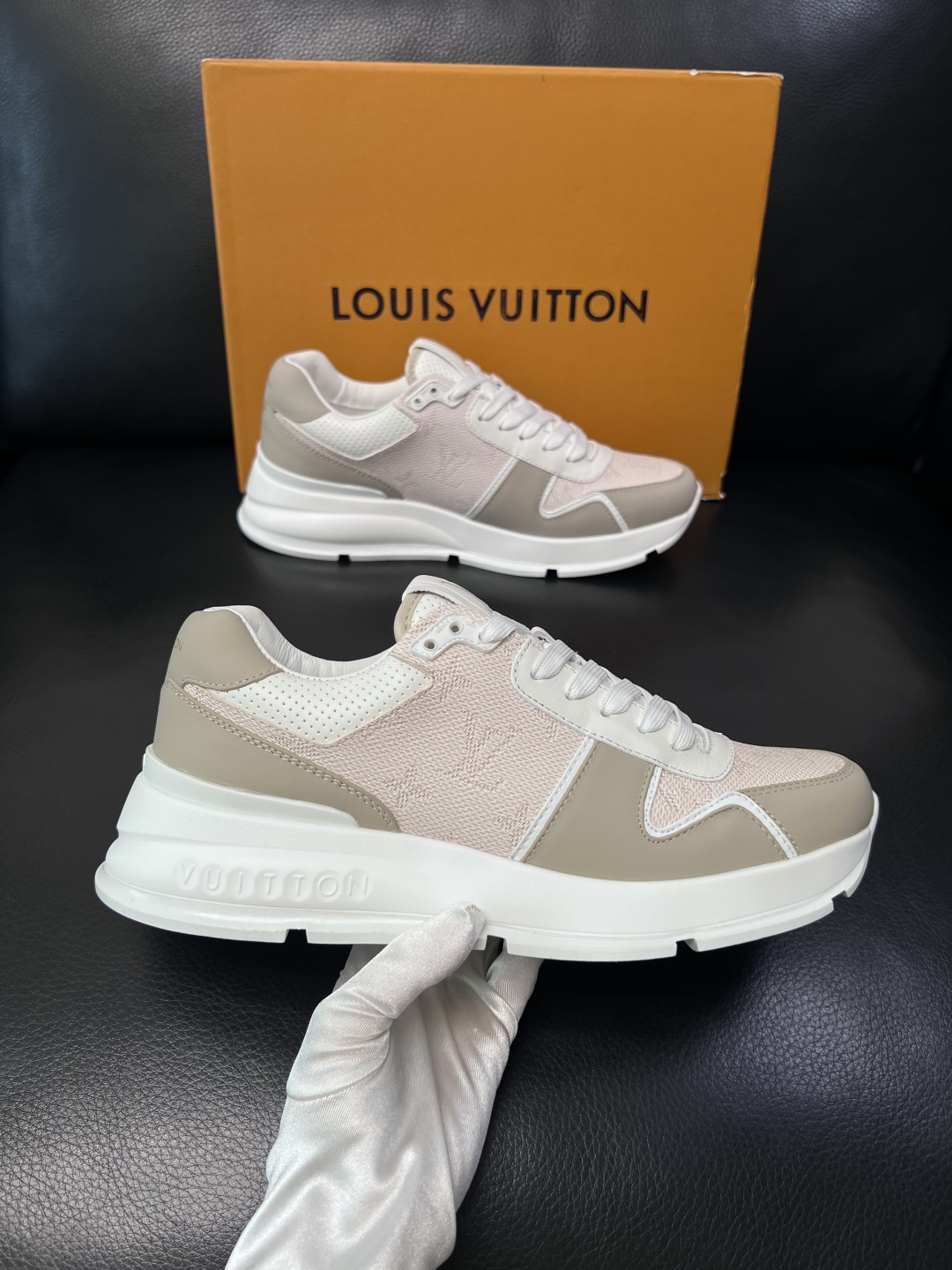 Lv  高品质  顶级工艺品  路易威登，专柜同步原厂配置，鞋面意大利进口，高品质拼接缤纷色彩复杂工艺品