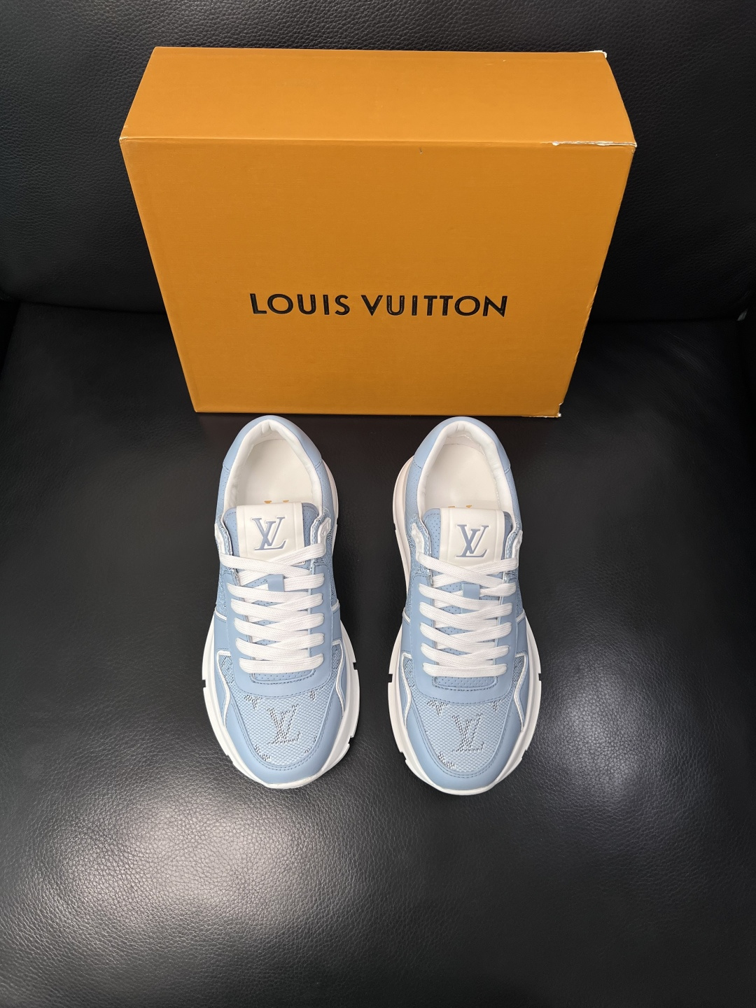 Lv  高品质  顶级工艺品  路易威登，专柜同步原厂配置，鞋面意大利进口，高品质拼接缤纷色彩复杂工艺品