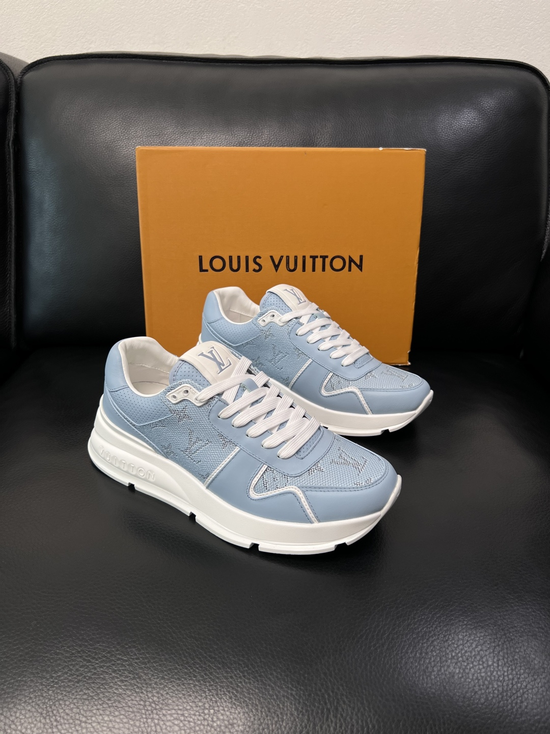 Lv  高品质  顶级工艺品  路易威登，专柜同步原厂配置，鞋面意大利进口，高品质拼接缤纷色彩复杂工艺品